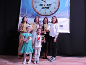 Ученики на конкурсе, победа, девушки