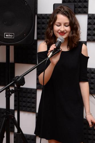 Девушка в чёрном платье